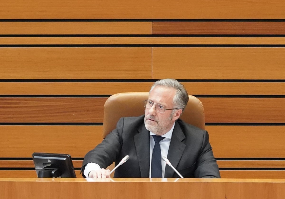 El presidente de las Cortes, Carlos Pollán, durante el pleno