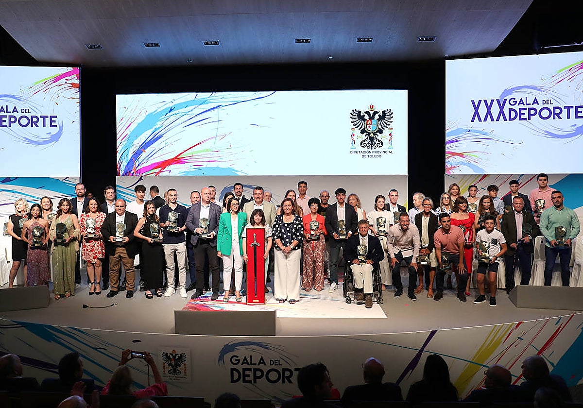 Foto de familia de todos los premiados en la XXX Gala del Deporte de la Diputación
