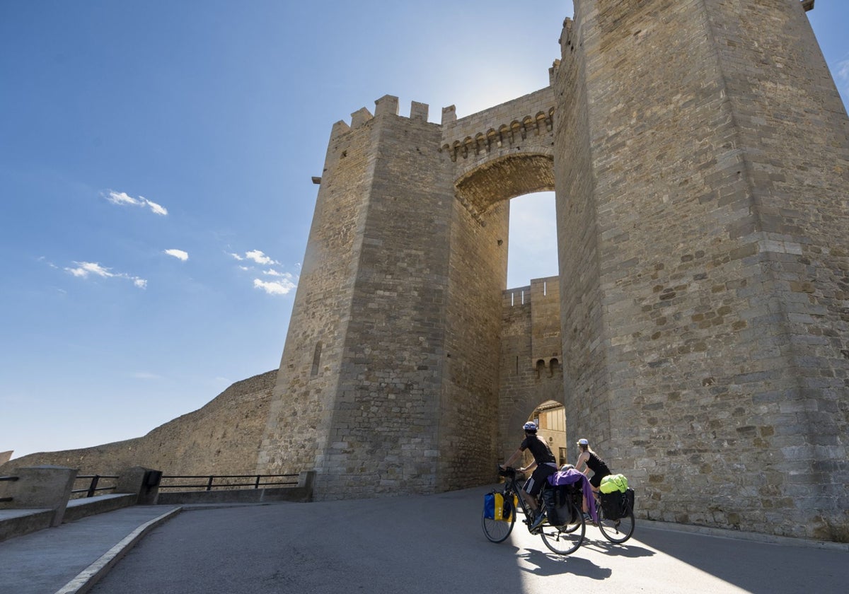 Imagen de archivo de dos ciclistas paseando por la provincia de Castellón