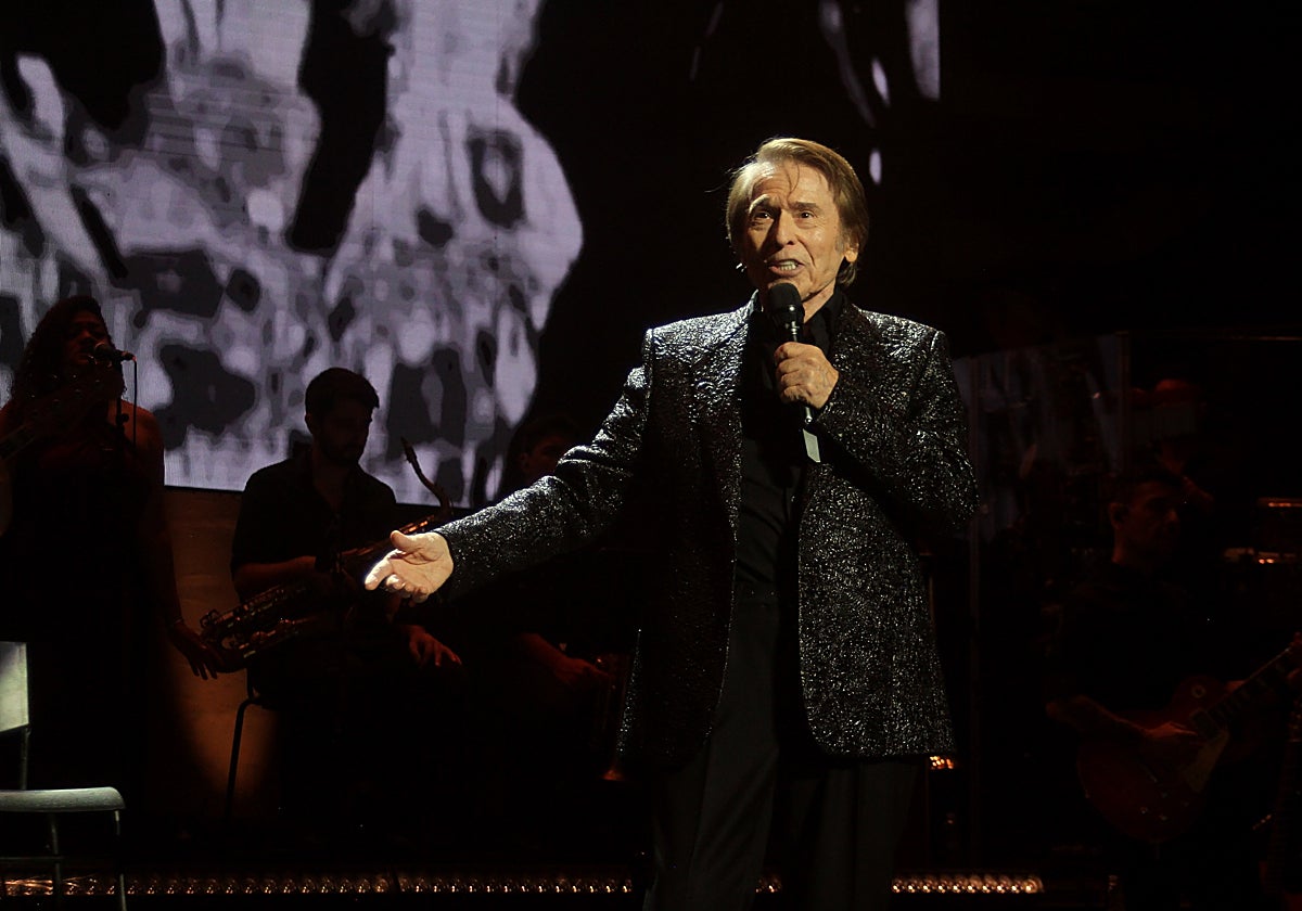 Raphael, en un momento de su concierto este sábado en Cabra