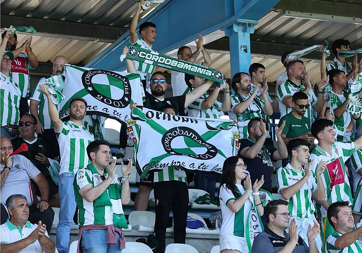 La afición blanquiverde presente en la ida de la semifinal del play off de ascenso en Ponferrada