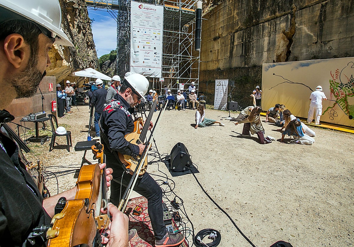 El artista Cristóbal Gabarrón pinta un mural de 27 metros inspirado en la sierra de Atapuerca en una iniciativa en la que han participado otros artistas de los ámbitos de la música, la danza o la literatura