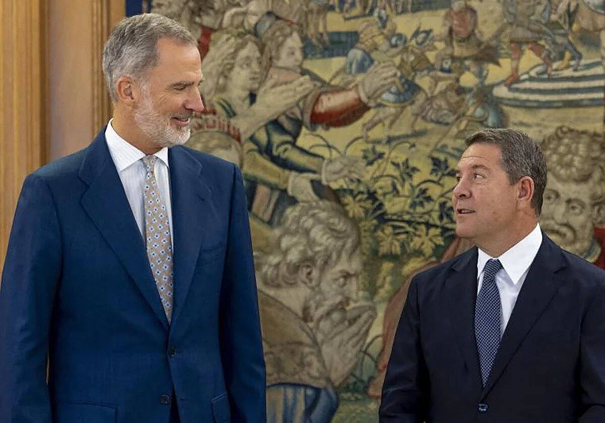 El Rey Felipe VI y Emiliano García-Page durante un encuentro institucional