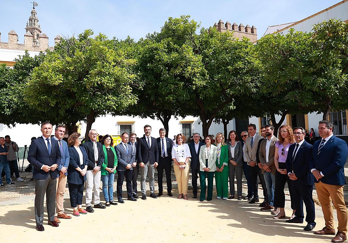 La ministra para la Transición Ecológica y el Reto Demográfico, Teresa Ribera, con los alcaldes del entorno de Doñana