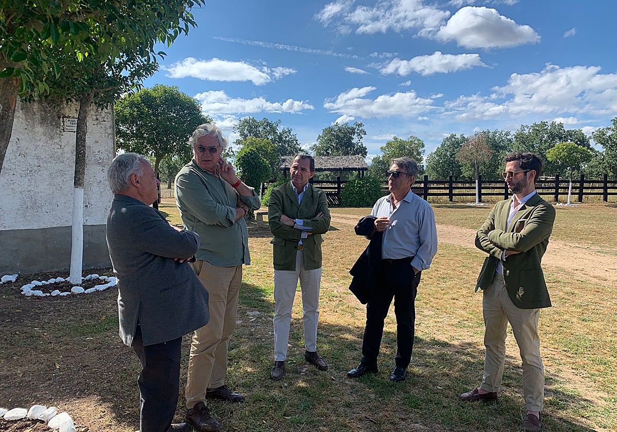 El consejero de Cultura, Gonzalo Santonja, junto al ganadero Victorino Martín y el presidente de la Fundación Godofredo Garabito, Guillermo Garabito y Gregorio, entre otros
