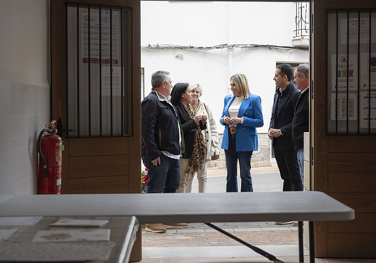 La presidenta de la Diputación de Castellón, Marta Barrachina, visita la tienda de Matet