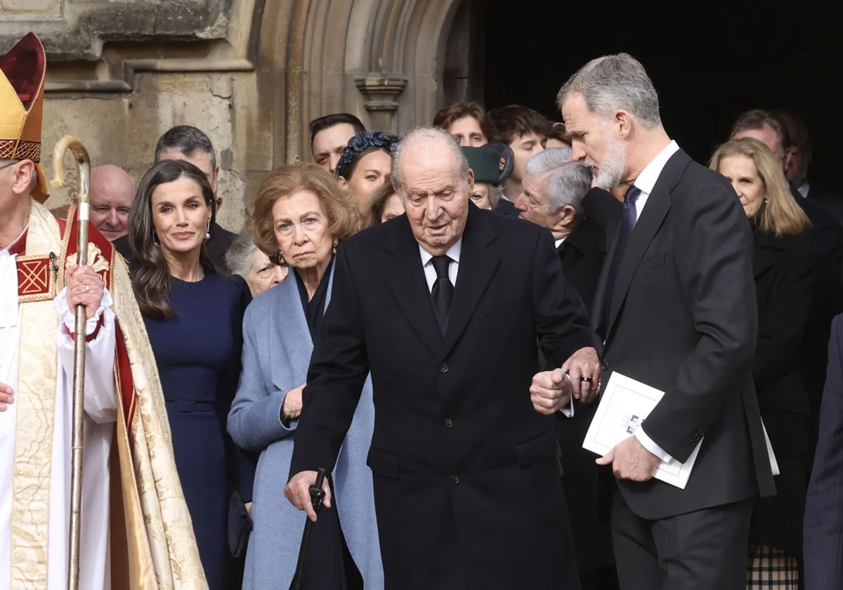 Felipe VI y Juan Carlos I, el pasado mes de febrero, en Windsor, junto a la Reina Letizia y Doña Sofía