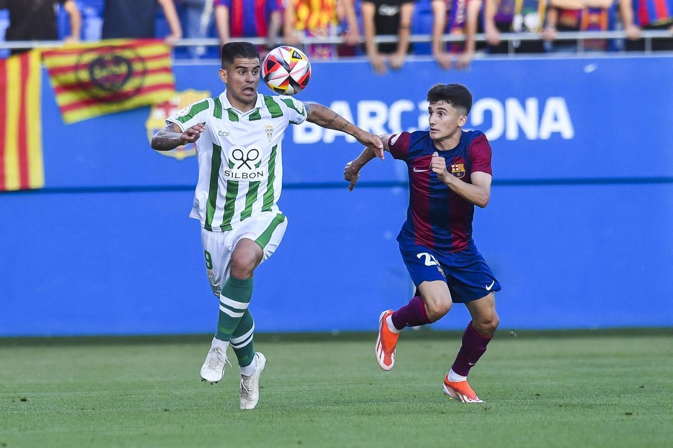 Fotos: la celebración del gol, la afición y las mejores jugadas del FC Barcelona B - Córdoba CF