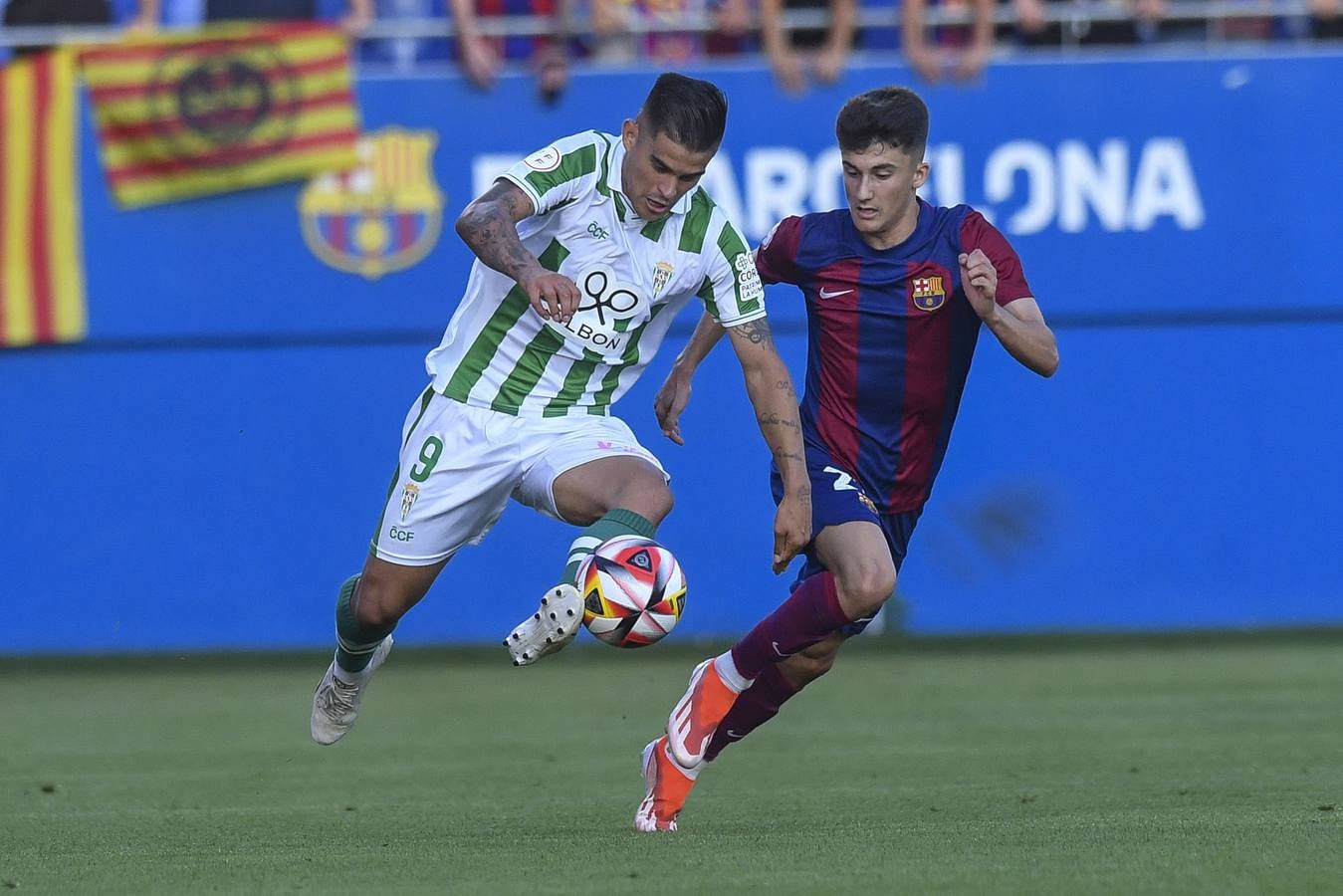 Fotos: la celebración del gol, la afición y las mejores jugadas del FC Barcelona B - Córdoba CF