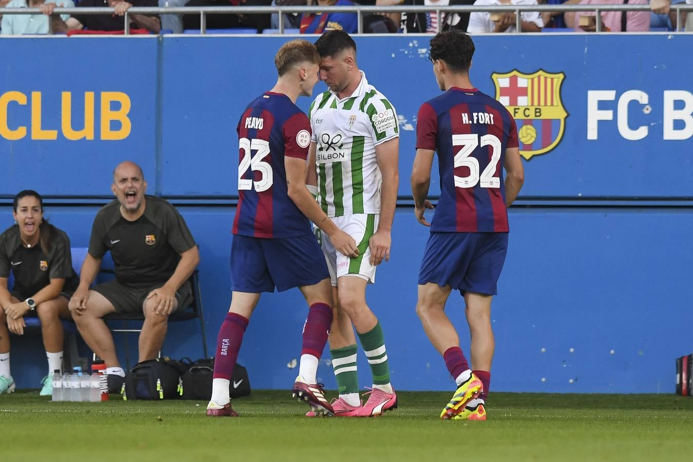 Fotos: la celebración del gol, la afición y las mejores jugadas del FC Barcelona B - Córdoba CF