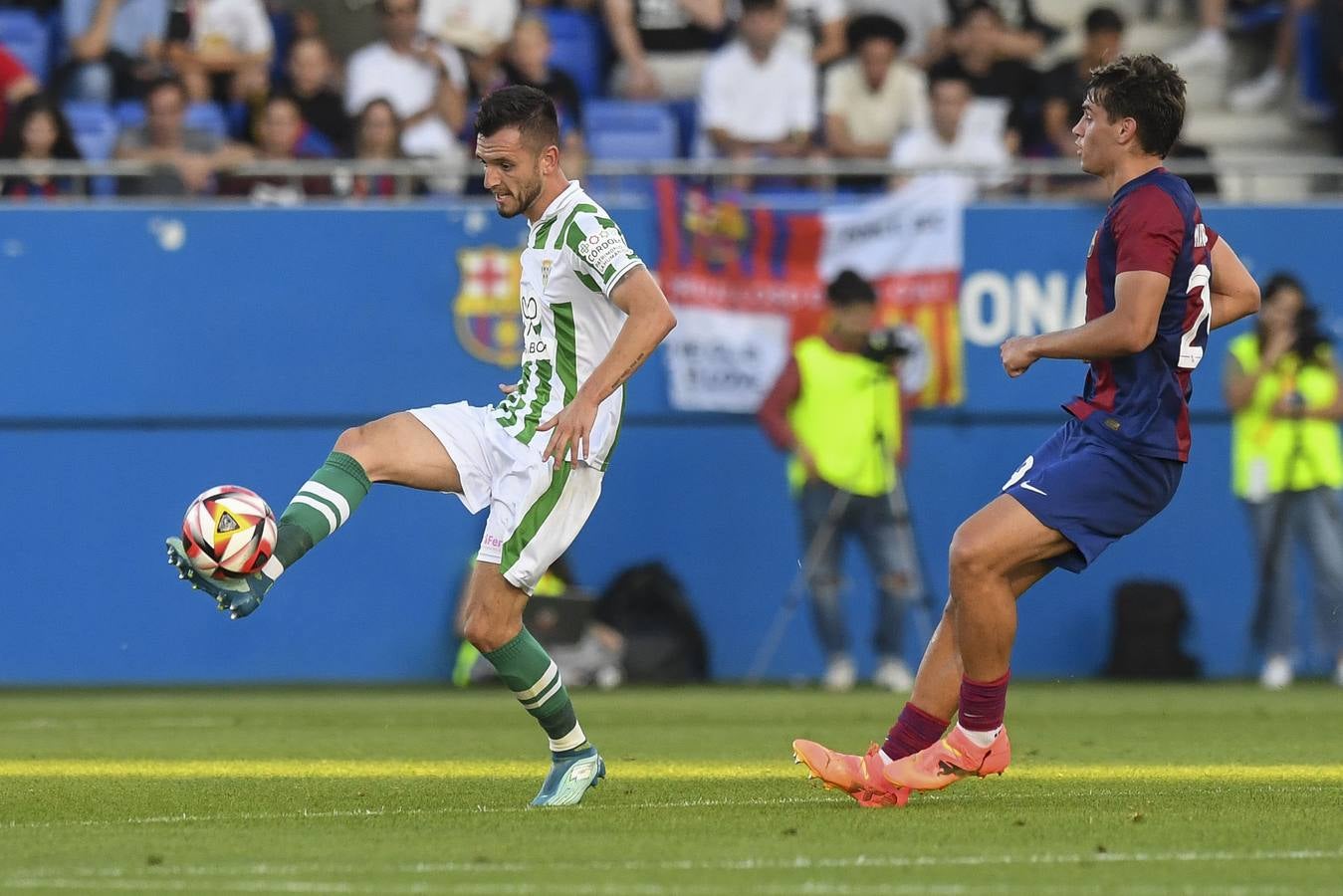 Fotos: la celebración del gol, la afición y las mejores jugadas del FC Barcelona B - Córdoba CF