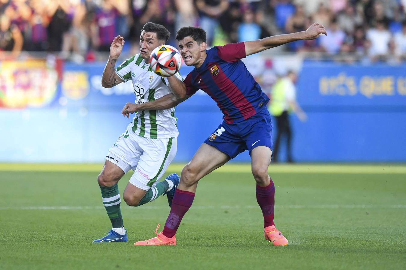 Fotos: la celebración del gol, la afición y las mejores jugadas del FC Barcelona B - Córdoba CF