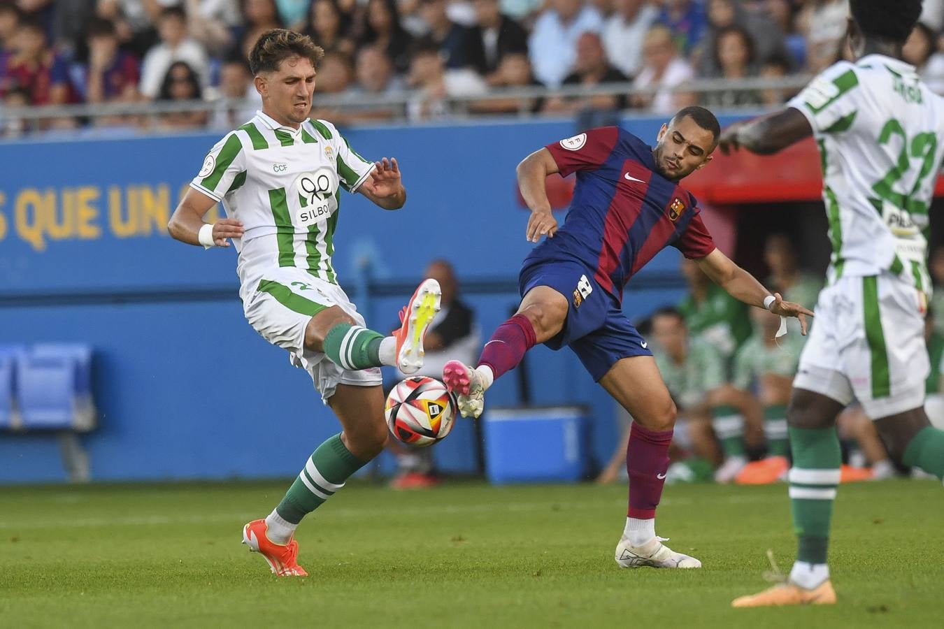 Fotos: la celebración del gol, la afición y las mejores jugadas del FC Barcelona B - Córdoba CF