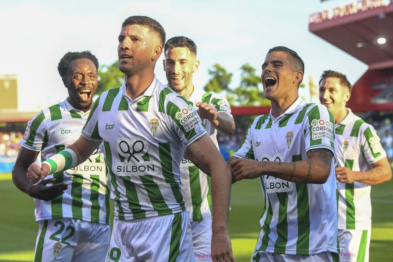 Fotos: la celebración del gol, la afición y las mejores jugadas del FC Barcelona B - Córdoba CF