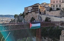 Una gran bandera de Palestina luce en el Puente San Pablo de Cuenca