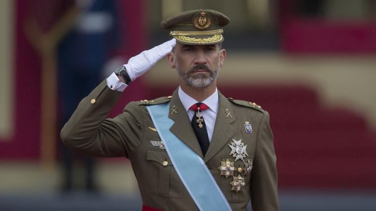 Don Felipe preside el desfile militar con motivo del Día de la Fiesta Nacional de 2016