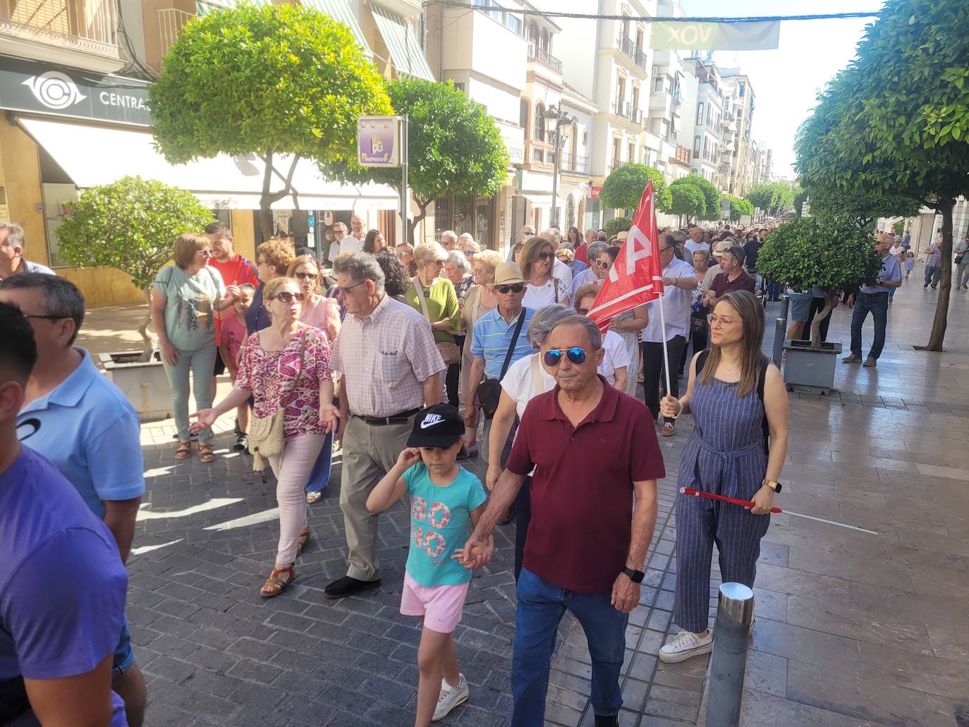 Fotos: la masiva protesta de los vecinos en defensa del Hospital de Puente Genil