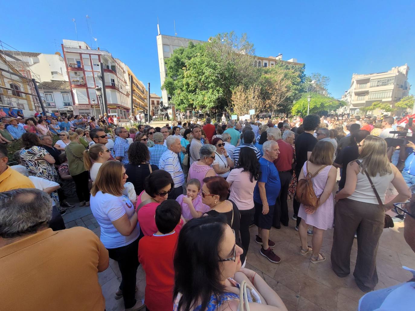 Fotos: la masiva protesta de los vecinos en defensa del Hospital de Puente Genil