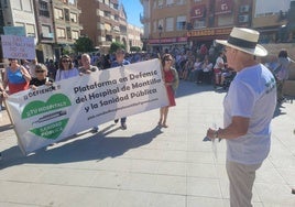 Fotos: la masiva protesta de los vecinos en defensa del Hospital de Puente Genil