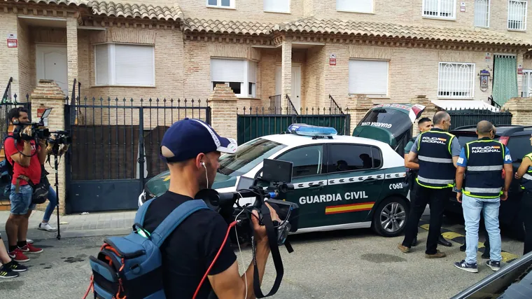 Calle de Azorín en Yuncos, en un registro domiciliario de la Policía Nacional y de la Guardia Civil