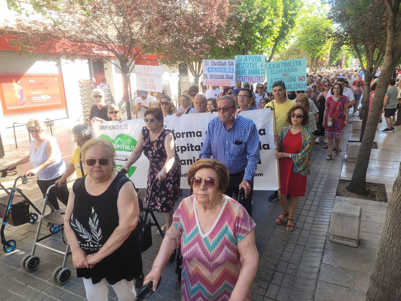 Fotos: la masiva protesta de los vecinos en defensa del Hospital de Puente Genil