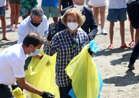 Imagen secundaria 1 - Arriba, foto de familia con motivo del 80 cumpleaños de Doña Sofía. A la derecha, la madre del Rey recoge plásticos en una playa de Rincón de la Victoria (Málaga). A la derecha, con sus nietas Leonor y Sofía en 2019 en Palma de Mallorca 