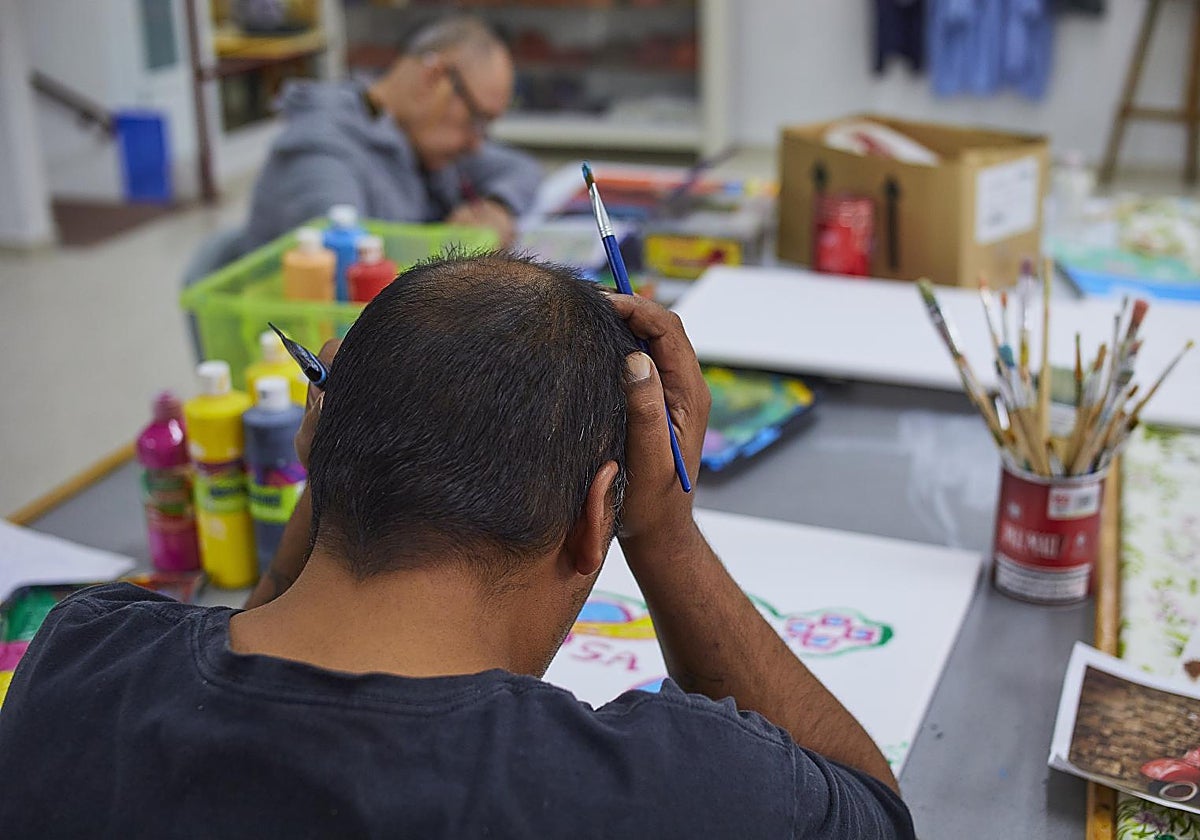 Un interno en los talleres ocupacionales de pintura