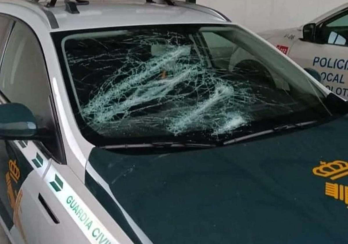 Así quedó el coche de la Guardia Civil tras el ataque recibido en Atarfe
