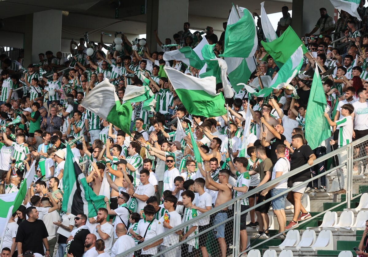 Aficionados en el último encuentro local contra la Ponferradina