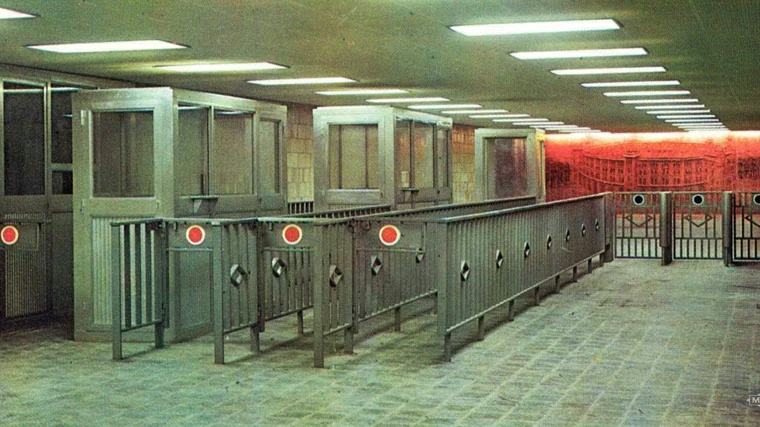 Uno de los accesos al antiguo vestíbulo de la estación de Ventas, en 1985