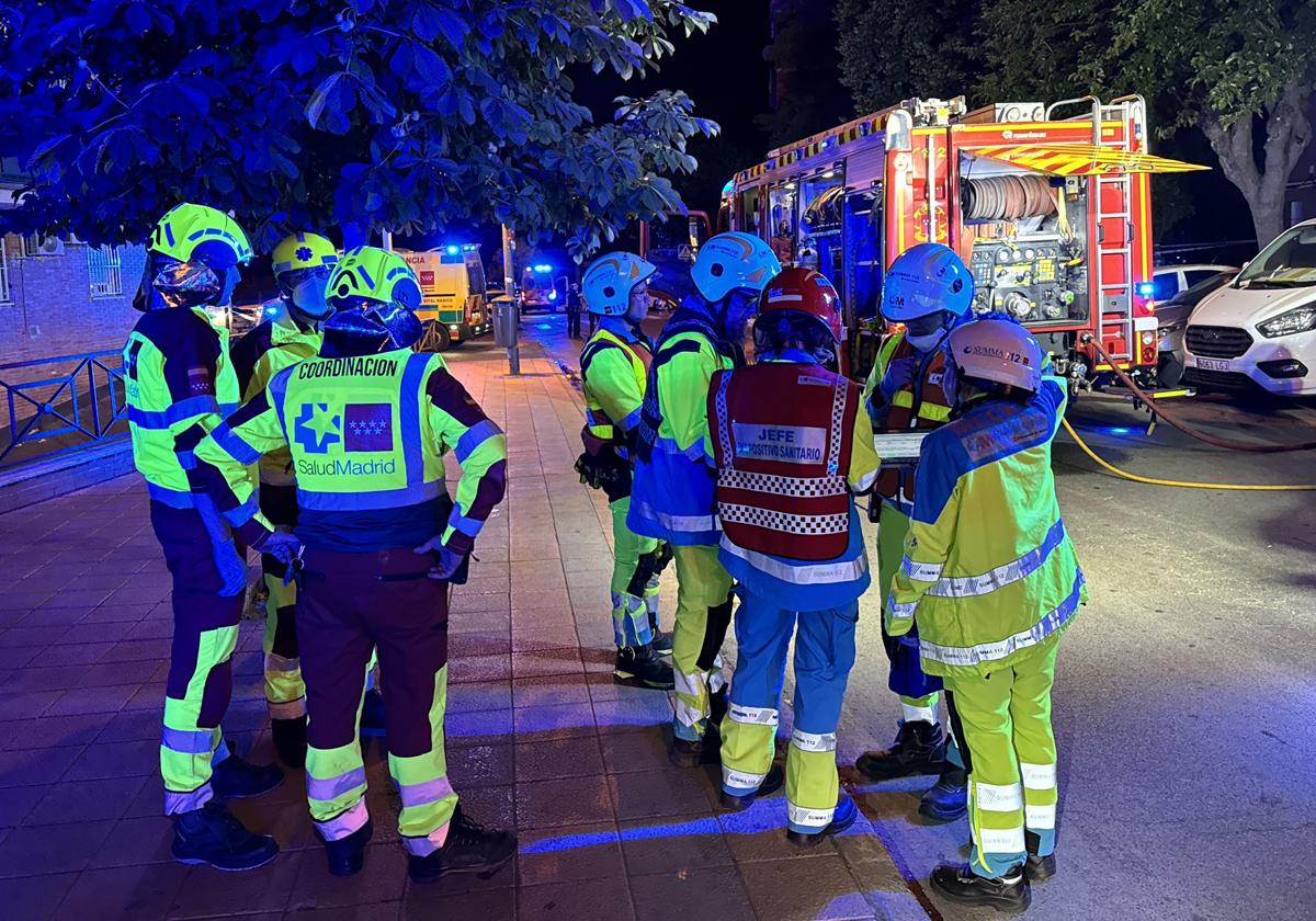 Equipos de emergencias cerca del edificio incendiado