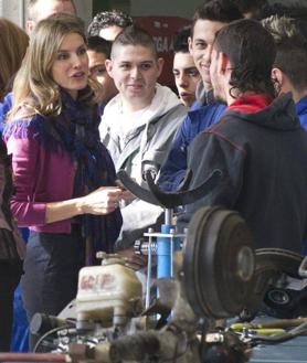 Imagen secundaria 2 - Arriba, Doña Letizia visita el pasado enero la sede de la Asociación para la Prevención, Reinserción y Atención de la Mujer Prostituida (APRAMP). A la izquierda, mantiene en 2020 una videoconferencia con el presidente de la Federación de Asociaciones de Personas Sordociegas de España, Francisco J. Trigueros. A la derecha, en un centro integrado de Formación Profesional en la carretera de Villaverde a Vallecas, en Madrid