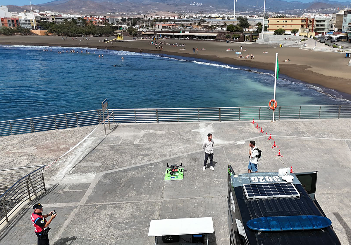 Despliegue de la unidad de drones en la playa de Melenara