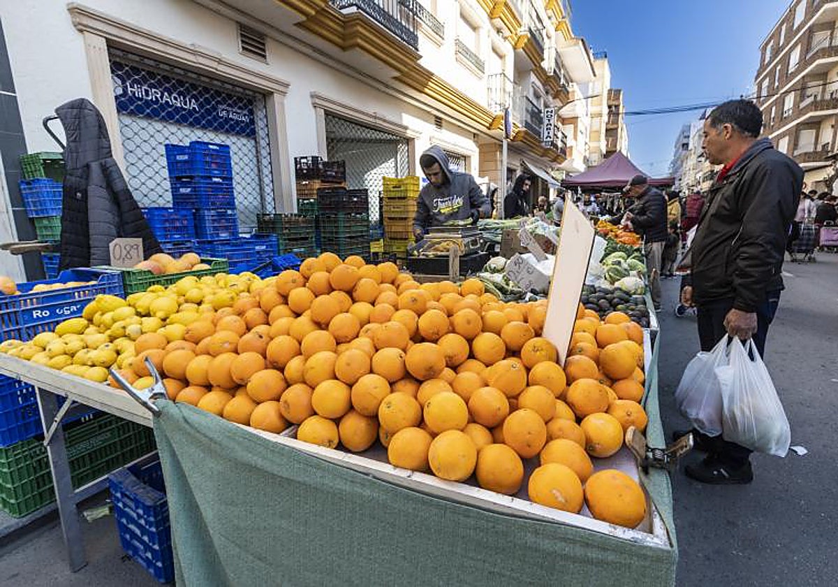 Naranjas a la venta en un mercadillo de la provincia de Alicante.