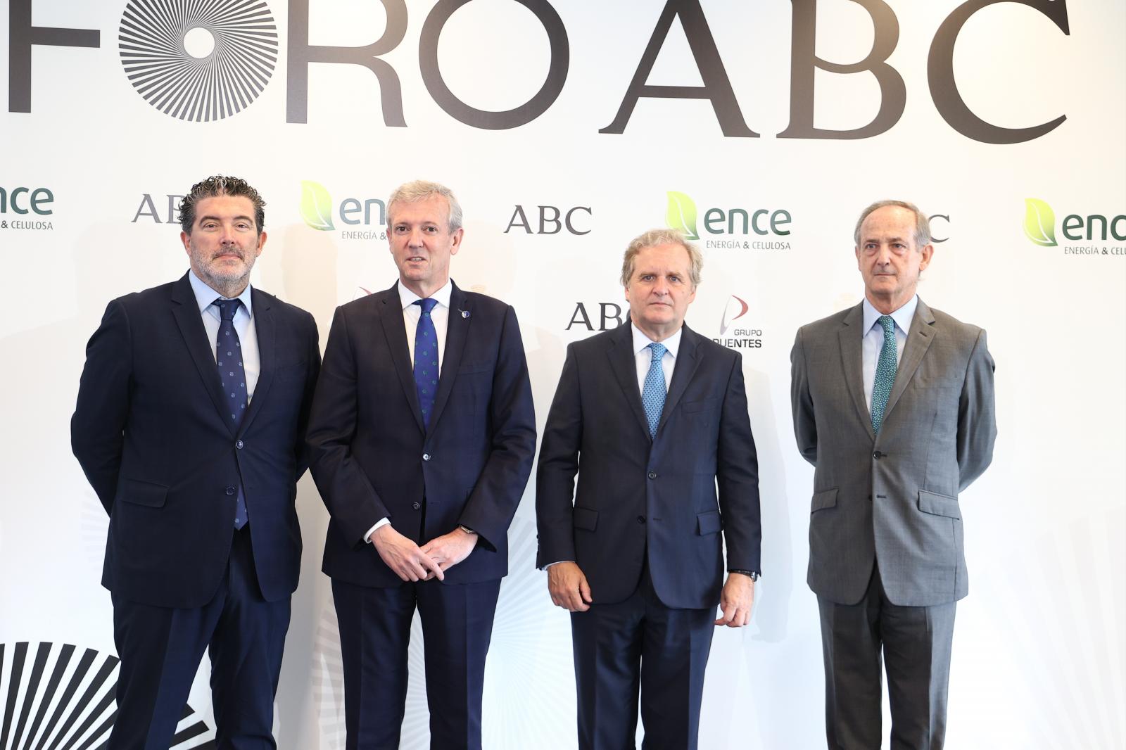 El director de ABC, Julián Quirós, el presidente de la Xunta de Galicia, Alfonso Rueda, el presidente de Vocento, Ignacio Ybarra y el presidente de Ence, Ignacio Colmenares