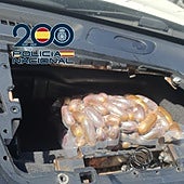 Pillan a un traficante con cientos de bellotas de hachís escondidas en el airbag de su coche