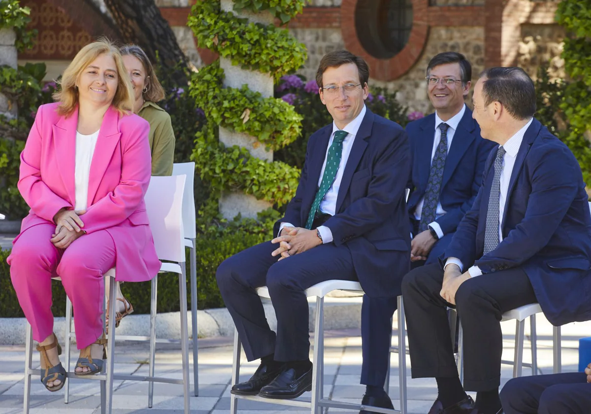 El alcalde de Madrid, José Luis Martínez-Almeida, este lunes, junto a sus concejales en los jardines de Cecilio Rodríguez del Retiro