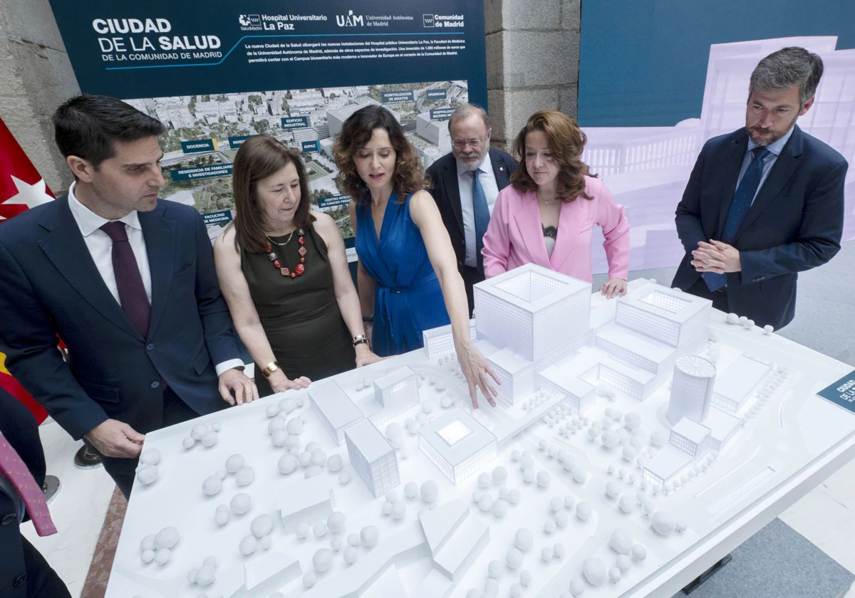 La presidenta y sus consejeros, junto a la rectora de la UAM y el gerente de La Paz, viendo la maqueta del nuevo proyecto