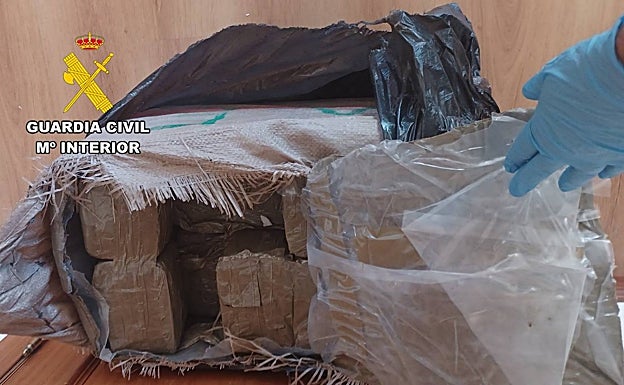 Acuden a socorrer un accidente en la A-1, en Burgos, y se encuentran con 33 kilos de hachís