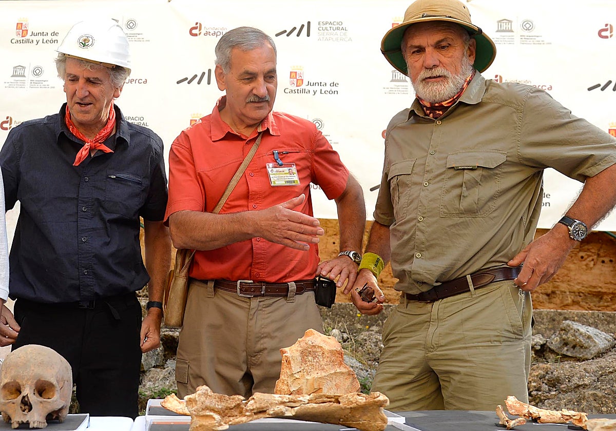 Los tres codirectores de los yacimientos de la Sierra de Atapuerca, Juan Luis Arsuaga, José María Bermúdez de Castro y Eudald Carbonell, en una imagen de archivo