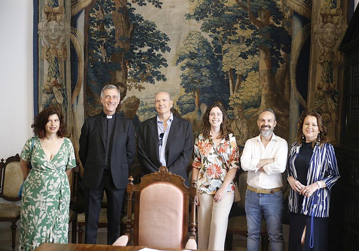El vicario y el director de la Escuela, con profesores y la directora del Museo Diocesano