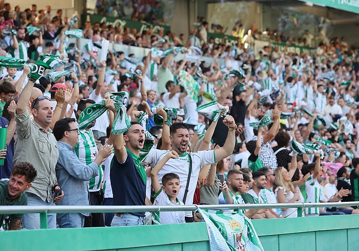 La afición del Córdoba anima durante el partido de la semifinal ante la Ponferradina en El Arcángel