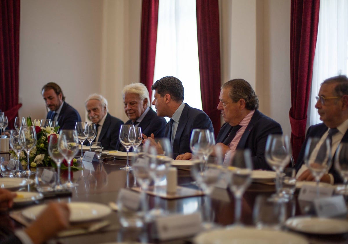 Imagen de Felipe González sentado junto a Bossano y Picardo este martes en Gibraltar