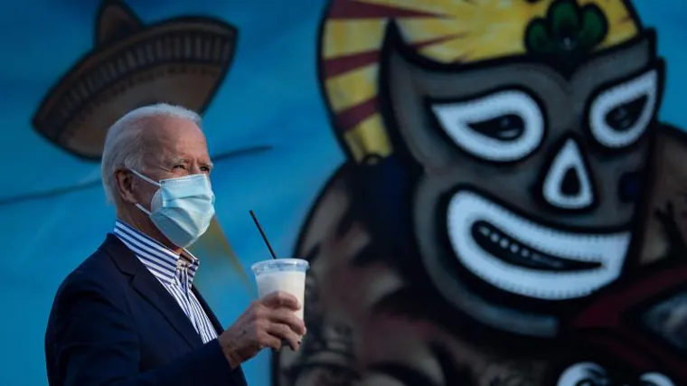 El presidente estadounidense Joe Biden toma un vaso de horchata