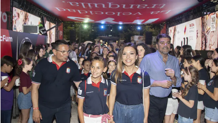 El presidente de la Federació de Fogueres, David Olivares, las Belleas infantil y adulta, Martina Lloret y Alba Muñoz, y el alcalde de Alicante, Luis Barcala, en la inauguración del Mercadito.