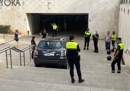 Un conductor se despista y empotra su coche en una boca de metro en Valencia