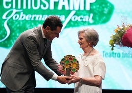 Juanma Moreno defiende el compromiso de la Junta con el municipalismo y reivindica una reforma de la financiación local y autonómica