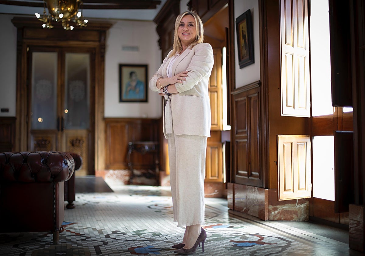 Marifrán Carazo, junto a la puerta de su despacho en el Ayuntamiento de Granada