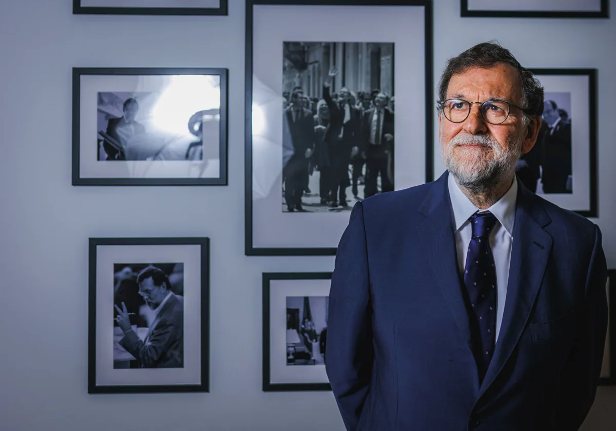 Mariano Rajoy posa en su despacho ante fotos destacadas de su vida política