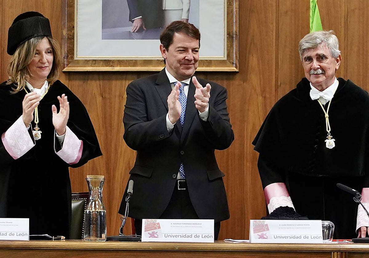 El presidente de la Junta de Castilla y León, Alfonso Fernández Mañueco, asiste al acto de investidura de la nueva rectora de la Universidad de León, Nuria González Álvarez. Junto a ellos, el rector saliente, Juan Francisco García Marín